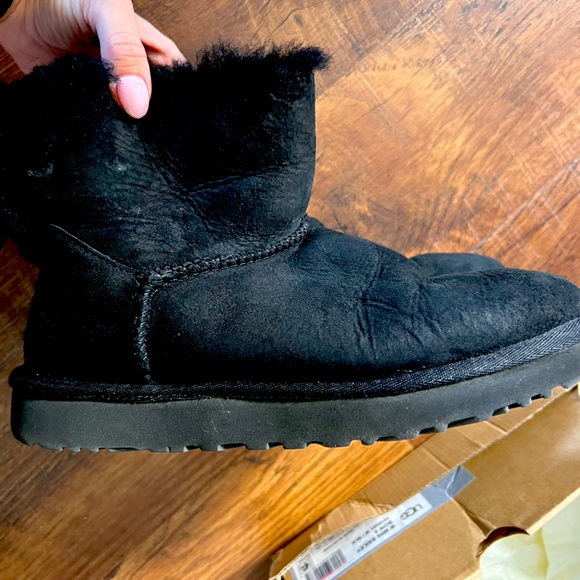 Short Uggs with Bow - Ugg - Black - Size 7 - Picture 1 of 4